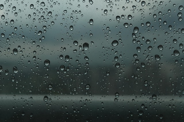 曇り空と雨が降る窓辺のイメージ。気圧変化による天気痛のシーン