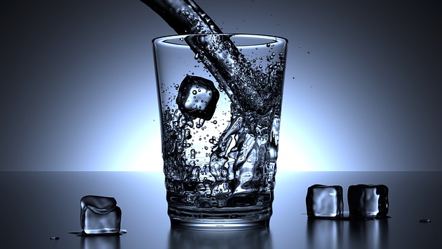 ガラスのコップに注がれた水のイメージ