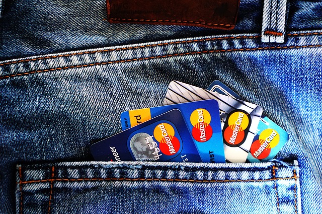 財布から取り出したクレジットカードのイメージ