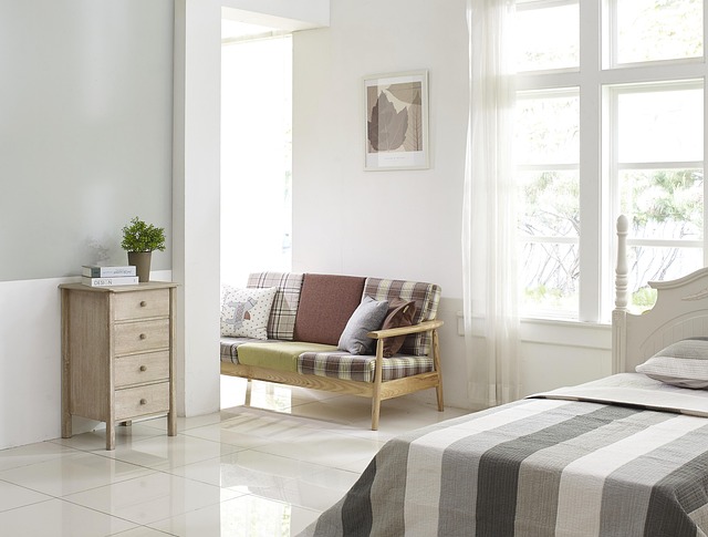 夏の暑い室内で送風家電を使うイメージ