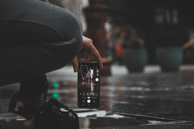 屋外でスマートフォンを操作している手元のイメージ