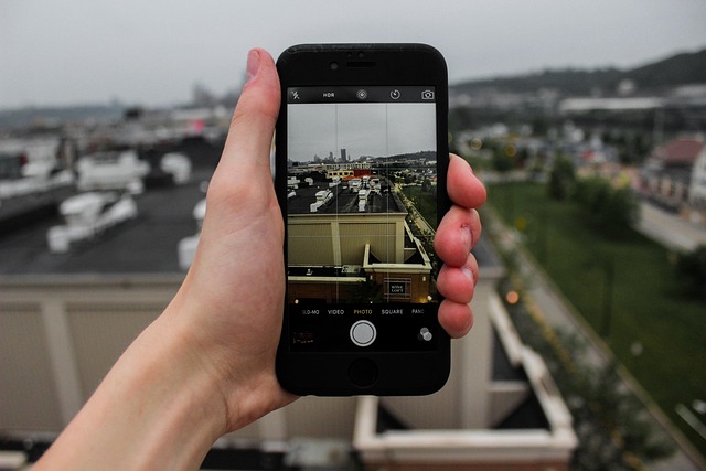 旅行先の街でスマートフォンを操作している人のイメージ